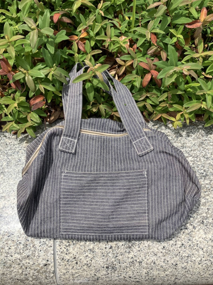 ストライプのデニムで縫ったダッフルバッグ