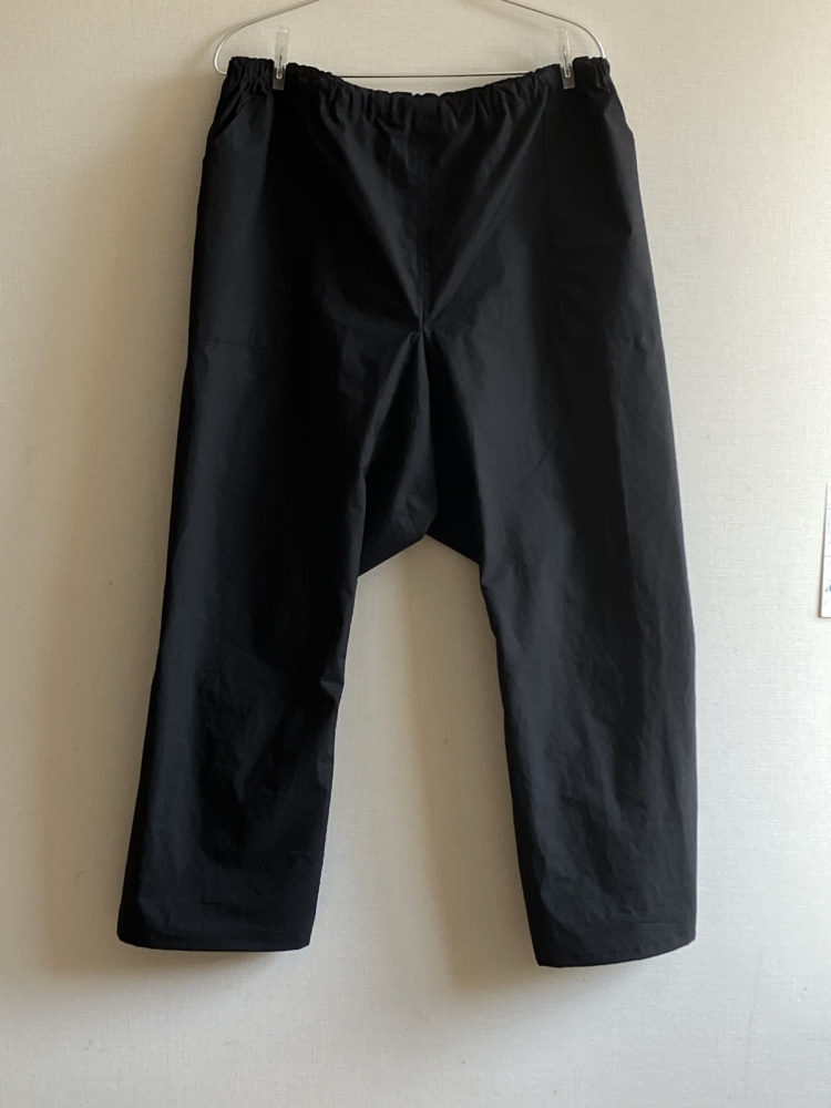 黒い布で縫ったたつけの前側