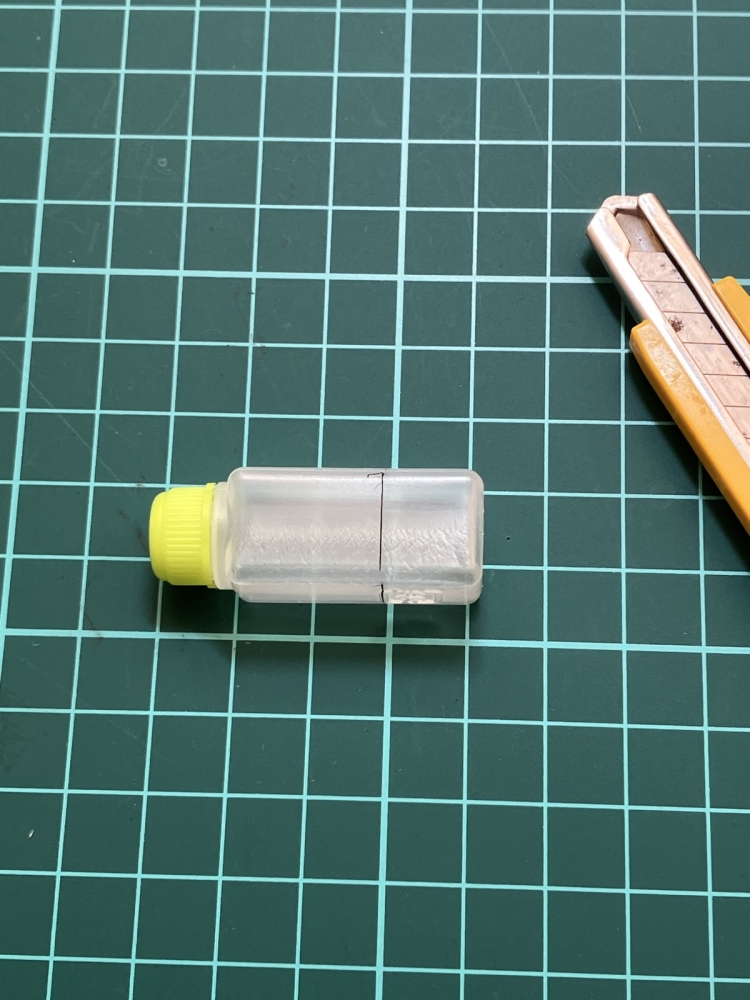 タレビンに切る位置の印を付けてカッターマットの上に置いている