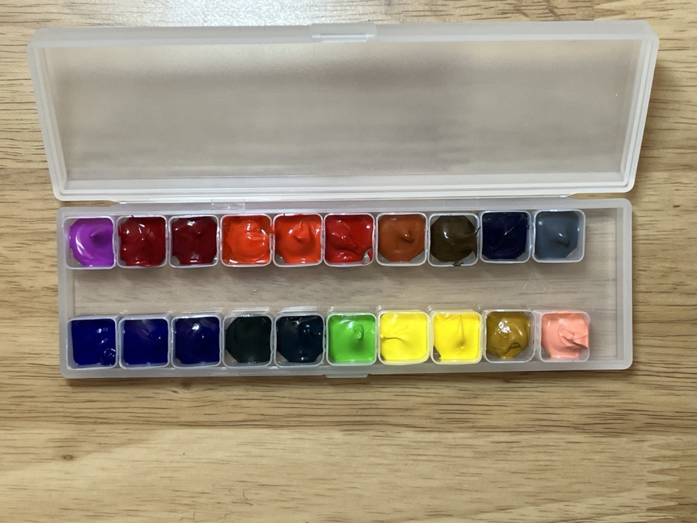 手作りのパレットに絵の具をつめたところ