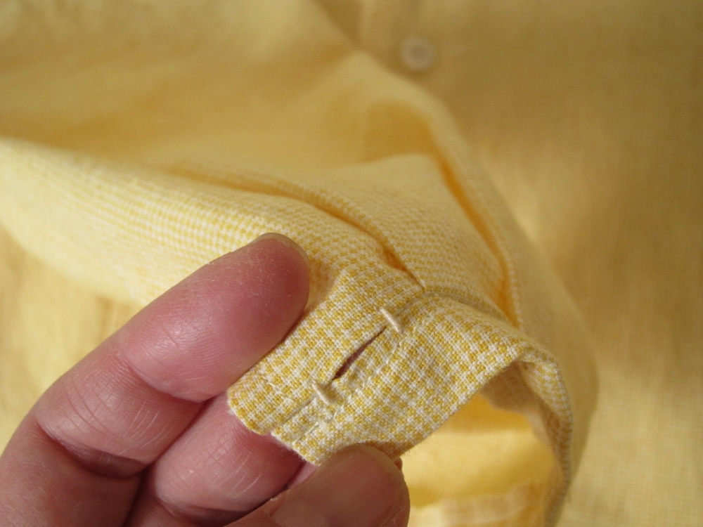 越前シャツのボタンホールのアップ画像