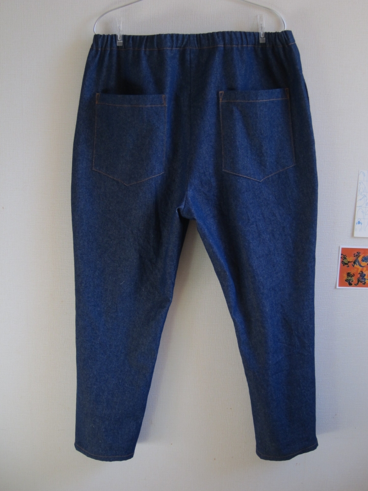 デニムのテーパードパンツ後ろ側