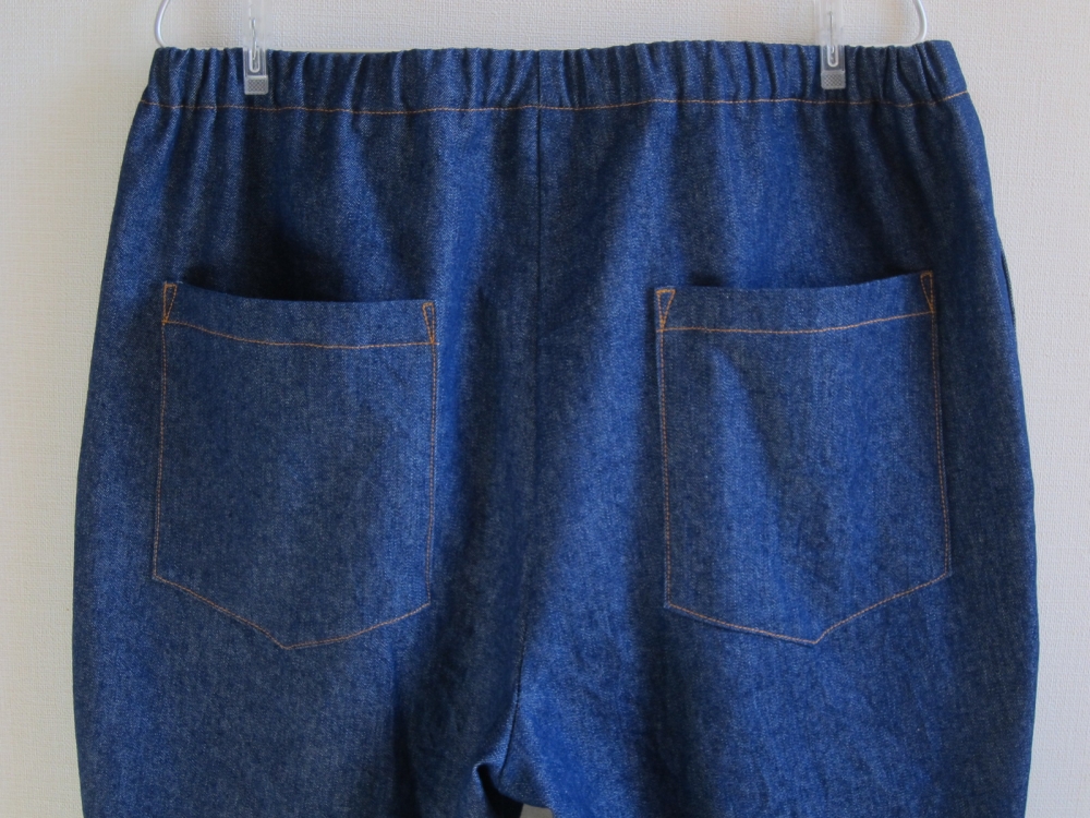 デニムのテーパードパンツ後ろ側のパッチポケット