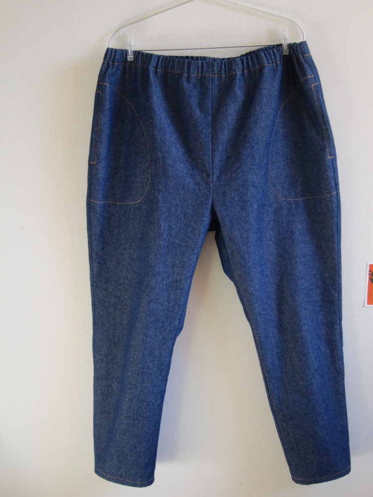 デニムのテーパードパンツを正面から撮影したところ