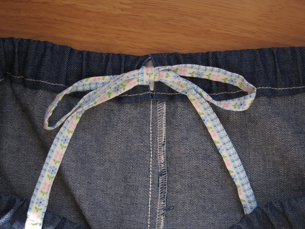 デニムのテーパードパンツのウエストの始末