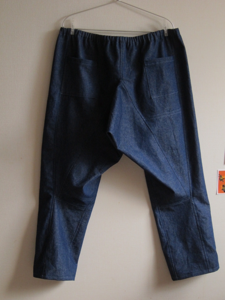 デニムで縫ったたつけの後ろ側